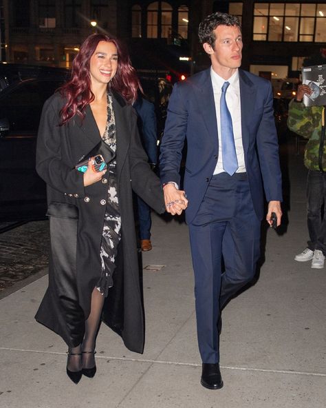 En amour comme en style, Dua Lipa et Callum Turner sont sur la même longueur d'onde. Le couple est apparu à New-York, sur son 31, dans une mise à la fois chic et formelle. Pour Callum Turner, un costume bleu marine avec chemise blanche et boots en cuir, le tout rehaussé d'une cravate bleu clair. Pour elle, une robe noire à motifs et un grand trench noir. Retrouvez notre article dans le lien en bio. — In love as in style, #DuaLipa and #CallumTurner are on the same wavelength. The couple ap... Same Wavelength, Callum Turner, Dua Lipa, In Style, In Love, New York, Boots