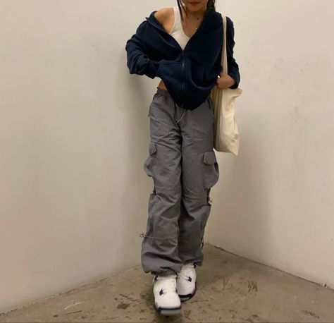 Y2k Grey Cargo Pants Outfit, Y2k Cargos, 2023 Streetwear, Grey Y2k, Cargo Outfit, Cargo Pants Outfits, Grey Cargo Pants, Baggy Cargo Pants, Cargo Pants Outfit