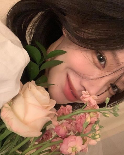 Douyin Aesthetic, Picture With Flowers, Unfiltered Pictures, Skirt Outfit Inspiration, Weibo Girl, Sweater Skirt Outfit, Ideal Girl, China Girl, Korean Aesthetic