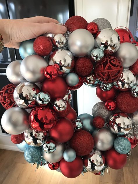 How to make your own Christmas bauble wreath - Once a Duckling Fall Wreaths Diy Easy, Christmas Balls Wreath Diy, Diy Christmas Baubles, Bauble Wreath, Xmas Baubles, Door Wreaths Diy, Christmas Ornament Wreath, Christmas Themes Decorations, Christmas Wreaths To Make