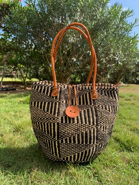 Handmade sisal bag/totebag/beachbag Sisal Bags, Wig Business, African Bag, Straw Bag, Straw, Wigs, Tote Bag, Quick Saves, Beauty