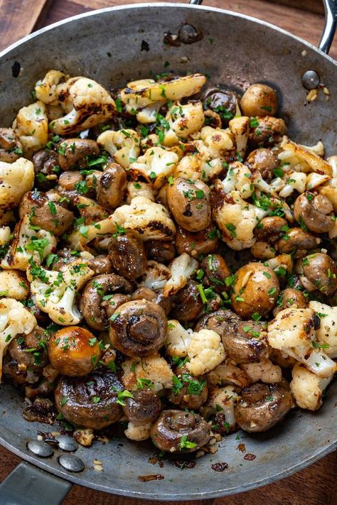 Weight Watcher Easy Recipes Mushroom And Cauliflower, Cauliflower Side Dish, Garlic Cauliflower, Cremini Mushrooms, Garlic Mushrooms, Cauliflower Recipes, Side Dishes Easy, Veggie Recipes, Quick Easy Meals