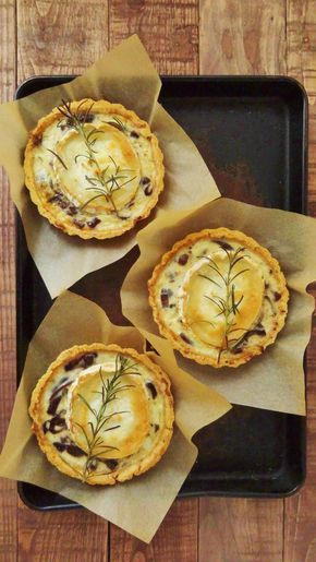 caramelized red onion goats cheese quiche Imbolc Food, Goat Cheese And Caramelized Onion, Imbolc Recipes, Quiche Keto, Goat Cheese Quiche, Goat Cheese Tart, Cheese Tart, Snacks Easy, Cheese Quiche