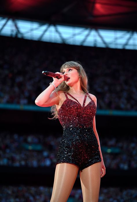 Taylor Swift Performing, Taylor Swift Red Tour, Taylor Swift Images, Photos Of Taylor Swift, Taylor Outfits, Estilo Taylor Swift, Taylor Swift Cute, Red Tour, Taylor Swift Red