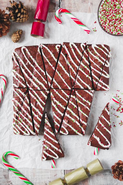 Xmas Sweets Ideas, Easy Christmas Bakes, Christmas Day Food Ideas, Christmas Desserts For Kids, New Year Sweets, Christmas Slice, Winter Baking Recipes, Christmas Tree Candy Cane, College Christmas