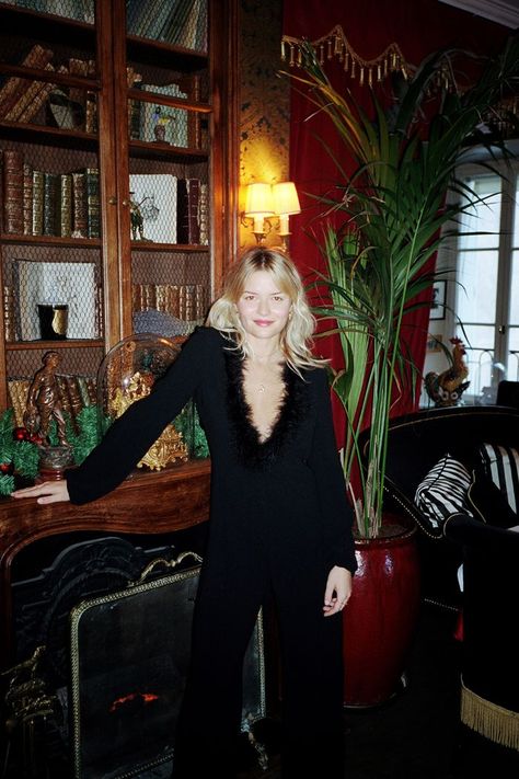 What is the one outfit French girls swear by for the holidays? A Parisian is sharing her insider tips on French-girl holiday outfits to try now. French New Years Eve Outfit, Christmas Hosting Outfit, Parisian Holiday Outfit, Vintage Nye Outfit, Parisian Evening Outfit, Minimal Christmas Outfit, Holiday Classy Outfit, Holiday Party Jeans Outfit, Simple Holiday Party Outfits