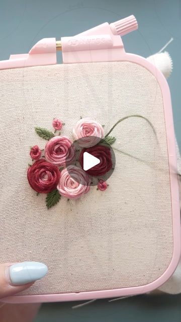 Rose Hand Embroidery Design, Rose Bouquet Embroidery, Pink Rose Embroidery, Embroidery Rose Flower, How To Do Embroidery Flowers, Embroidery Roses Pattern, Stitching Flowers Embroidery, Hand Embroidery Roses Tutorials, Easy Flower Stitch