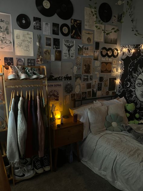 Bedroom Ideas For Nerds, Dark Indie Room, Siena Core, Artist Bedroom Aesthetic, Retro Aesthetic Room, Dream Bedroom Inspiration, Cool Room Decor, Chill Room, Room Redesign