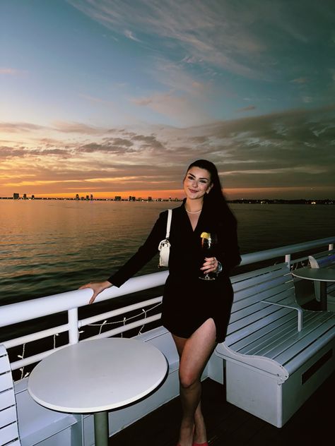 Heres some inspo for dates: dinner on a yacht!!! all black outfit with pink kitten heels. Yacht Dinner Outfit, Dinner On A Yacht, Cruise Dinner Outfit, Yacht Dinner, Dinner Outfit Classy, Pink Kitten Heels, Korea Trip, On A Yacht, Dinner Cruise