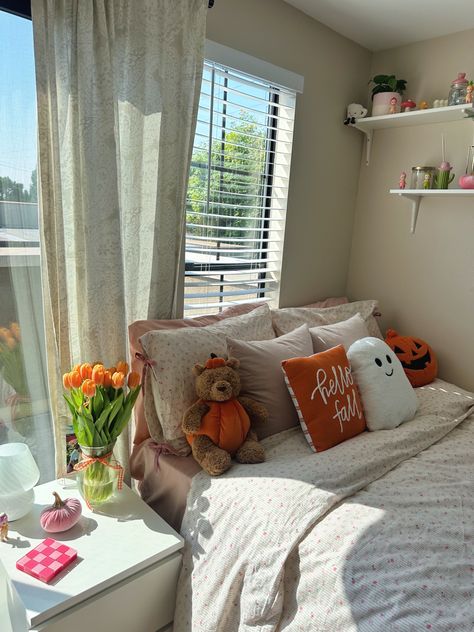 #roomdecorbedroom #room #roomdecorideas #aesthetic #fall Thanksgiving Room Decor, Comfy Bedrooms, Fall Bedroom Aesthetic, Fall Room, Fall Room Decor, Fall Bedroom Decor, Holiday Room, Comfy Bedroom, Fall Bedroom