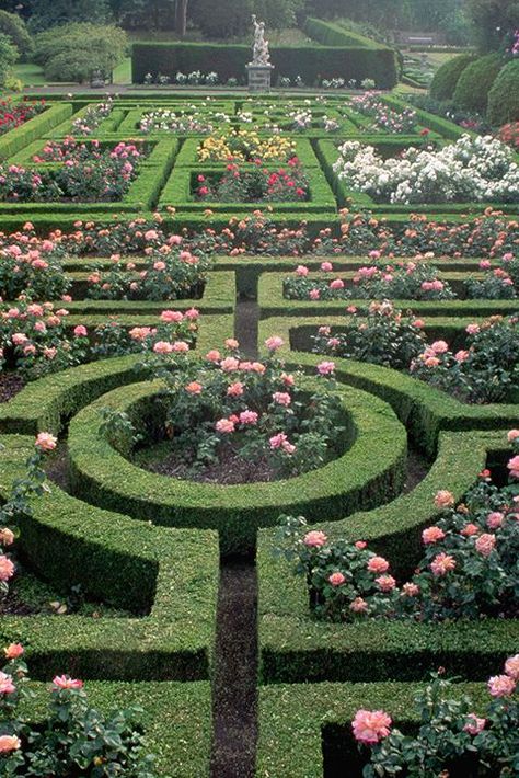 30 English Gardens To Visit - Design Ideas for English Gardens Formal Gardens, بيوت ملكية, Formal Garden Design, Boxwood Garden, English Garden Design, Flowers And Greenery, English Gardens, Formal Garden, Longwood Gardens