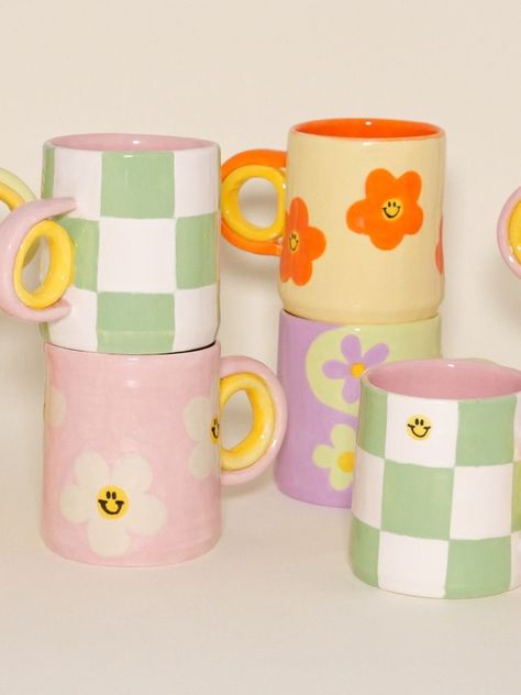 Diy Keramik, Ceramic Cafe, Arte Aesthetic, Diy Pottery Painting, Paint Your Own Pottery, Diy Mugs, Hand Painted Mugs, Pottery Painting Designs, Diy Ceramic