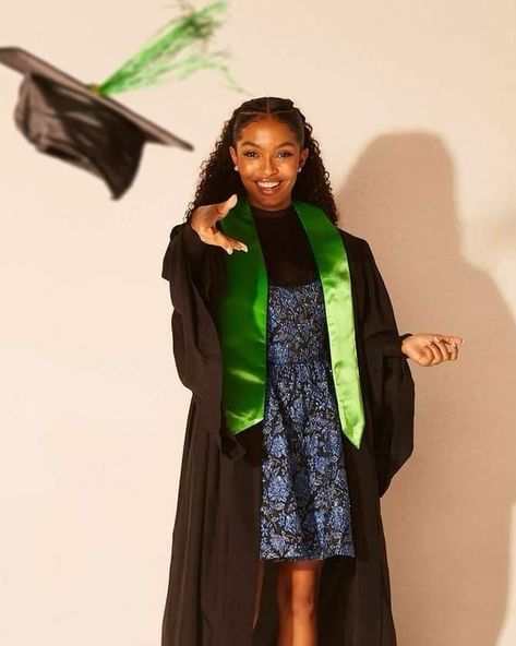 Natural Hairstyles For Cap And Gown, Natural Hairstyles For Graduation Cap, Natural Hair Graduation Styles, Graduation Natural Hairstyles, Natural Hair Graduation, Graduation Shoot Ideas Photoshoot, Yara Shahidi Hairstyles, Graduation Shoot Ideas, Graduation Hairstyles With Cap