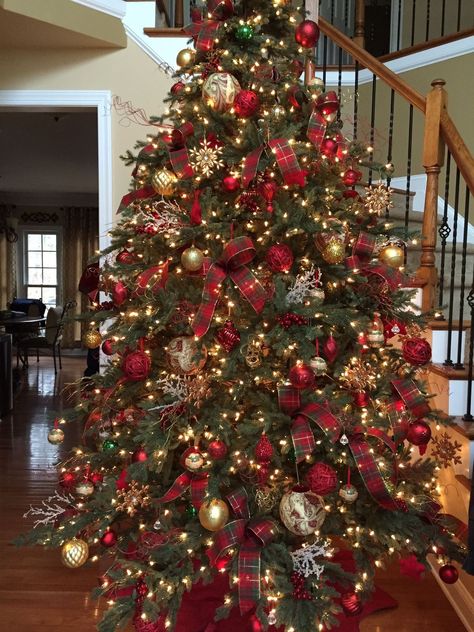 Red Christmas Tree Ribbon, Classy Red Christmas Decor, Christmas Trees Traditional, Tradition Christmas Tree, Christmas Tree Ideas Classic, Red And Gold Christmas Decor Ideas, Traditional Red Christmas Tree, Gold And Red Christmas Tree Decorations, Christmas Traditional Decorations