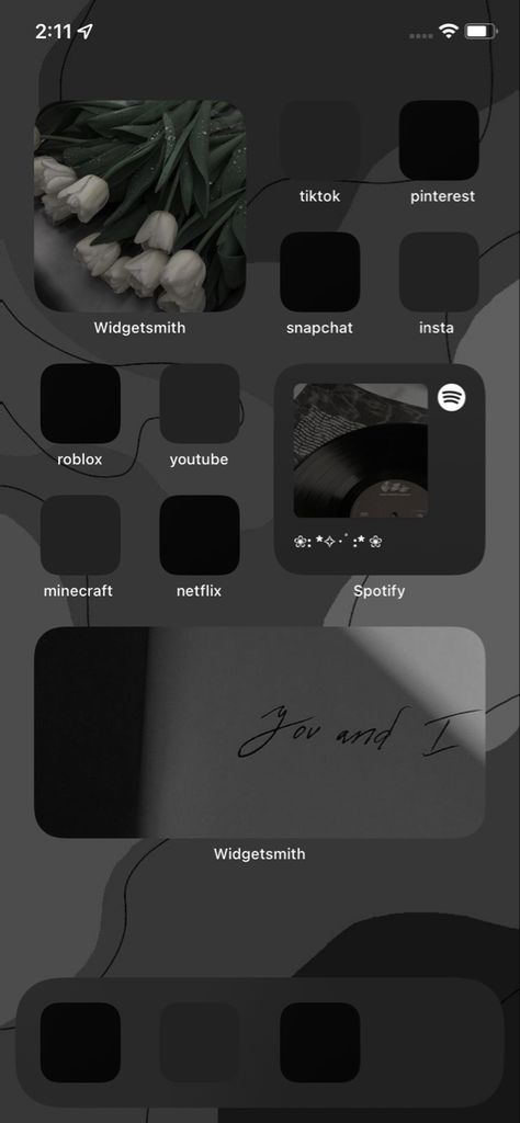 Black Home Screen Widget, Ios 17 Home Screen Layout, Dark Home Screen Layout Iphone, Custom Iphone Homescreen Black, Dark Theme Phone Ideas, Dark Phone Home Screen, Iphone Layout Homescreen Ideas Aesthetic Dark, Dark Aesthetic Iphone Home Screen Layout, Ios Theme Ideas Dark