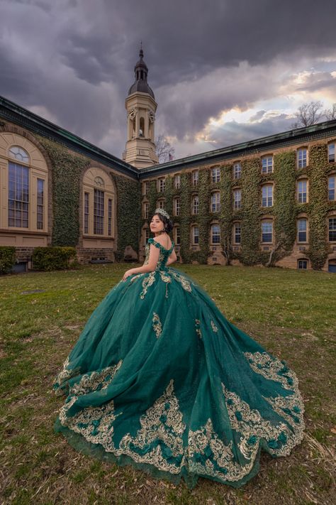 #sesiondefotos #fotografia #quinceañera #sweet16photoshoot #posesparafotos #creativeportraitphotography #emeraldgreen #castle #fotografiacriativa Sweet16 Photoshoot, Quinceanera Green, Emerald Green Quince Dress, Dark Green Quinceanera Dresses, Quince Green, Gold Quince Dress, Emerald Green Quinceanera Dresses, Emerald Green Quinceanera Theme, Green Quince Dress