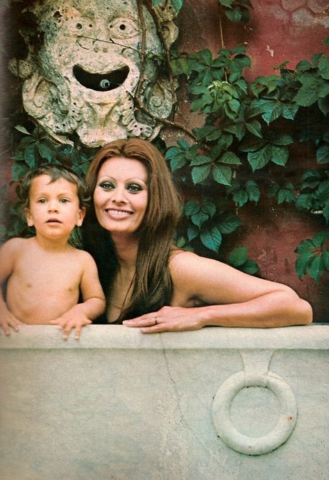 Sophia Loren and son Carlo Ponti Jr. at home, ca. 1969 Carlo Ponti, Sofia Loren, Robert Burns, Goldie Hawn, Italian Beauty, Italian Actress, Cary Grant, Marlon Brando, Sophia Loren