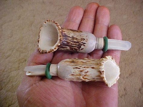 These do it yourself deer antler craft ideas are great for your found antlers this year. Some may be more work than others, but they're all awesome. Deer Antler Crafts Ideas, Diy Antler Projects, Deer Horn Ideas, Deer Antler Pipe, Diy Deer Antlers, Deer Antler Ideas, Antler Diy, Antler Pipe, Diy Antler