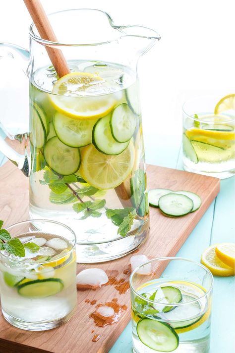 Water Cucumber Lemon Mint, Water With Fruit In It, Infused Water Aesthetic, Lime Cucumber Water, Cucumber Mint Water, Cucumber Water Recipe, Balance Aesthetic, Lemon Mint Water, Fantasy Country