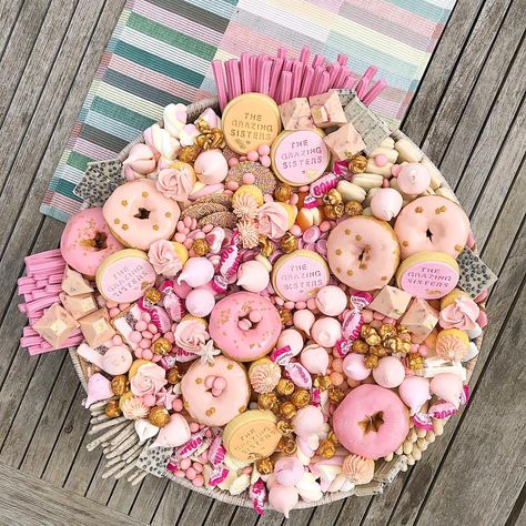 Showering the Mama to be in all things pink & sweet! 🎀💕✨ Our 50cm round dessert board packed to the brim with everything a sweet tooth can… Christmas Food Platters, Food Platters Ideas, Platters Ideas, All Things Pink, Dessert Platter, Party Trends, Snack Board, Party Food Platters, Dessert Dips