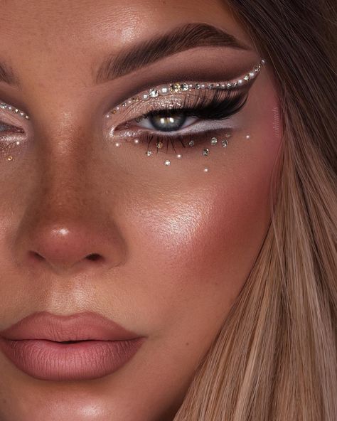 Makeup2 • Instagram Bohemian Makeup, Power Makeup, Makeup Faces, Flawless Face Makeup, Angel Makeup, Smoky Eyeshadow, Drag Make-up, Arabic Makeup, Rhinestone Makeup