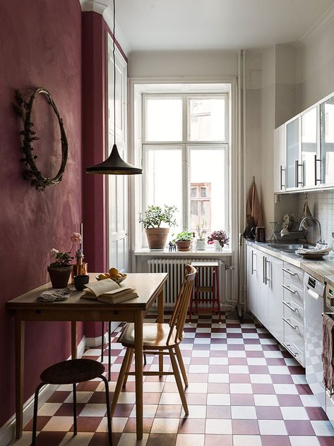 Apartment in Sweden with a nostalgic atmosphere The Nordroom, Red And White Kitchen, Color Kitchen, Scandinavian Apartment, Scandinavian Kitchen, Natural Home Decor, Apartment Kitchen, Scandinavian Interior, Decor Furniture