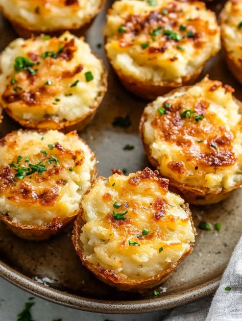 Garlic Parmesan Mashed Potato Cups - Taste Of Recipe Mashed Potato Cups, Thanksgiving Potatoes Recipes, Garlic Parmesan Mashed Potatoes, Potato Cups, Thanksgiving Potatoes, Mashed Potato Balls, Parmesan Mashed Potatoes, Greek Spinach Pie, Simply Potatoes