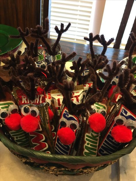 Reindeer Whole Size Candy Bars Candy Bar Reindeer, Christmas Candy Gifts Homemade, Christmas Class Snacks, Reindeer Candy, Candy Reindeer, Christmas Candy Grams, Gift Ideas For Employees, Dollar Tree Christmas Gift Ideas, Christmas Candy Crafts