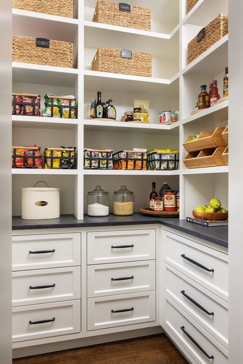 Walk In Pantry Ideas Layout, Snack Organization, Small Walk In Pantry, Walk In Pantry Ideas, Pantry Closet Design, Pantry Layout, White Pantry, Dream Pantry, House Pantry