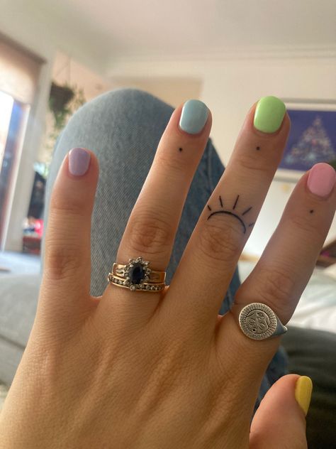 Half Sun Finger Tattoo, Sunshine Finger Tattoo, Sunrise Tattoo, Tiny Finger Tattoos, Half Sun, Sun Tattoos, Finger Tattoo, First Tattoo, Tattoo Inspo