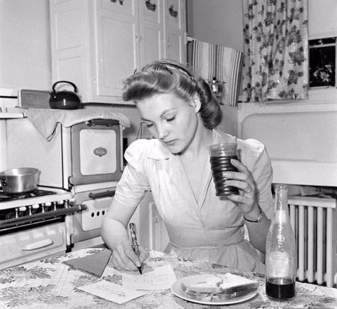 vintage everyday: Vintage Housewives – 32 Lovely Photos Show Young Women Working Housework in the 1940s-50s 50s Housewife, Vintage Housewife, Happy Housewife, Retro Housewife, A Bottle Of Wine, Deco Retro, Bottle Of Wine, Photo Vintage, Vintage Life