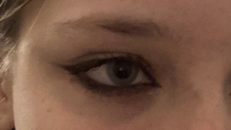 smokey grunge pencil black eyeliner small wing waterline mascara Emo Smudged Eyeliner, Pencil Liner Looks, Early 2000s Eyeliner, Subtle Black Eyeliner, Mascara Smudges Under Eyes Aesthetic, Black Eyeliner Smudged, Black Water Line Eyeliner, Black Waterline Eyeliner Looks, Brown Eyeliner Under Eye