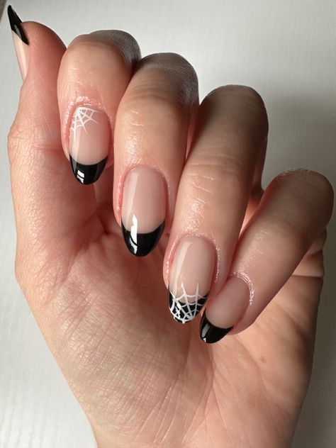 Black French Tip Halloween Nails Acrylic, Short Black French Tip Nails Halloween, Nails French Halloween, Almond French Tip Nails Halloween, French Nails Autumn Style, Simple Halloween Nails Spider Webs, Holloween Nails Almond Shape, Halloween Nails Almond Simple, Short Nail Designs Halloween Easy