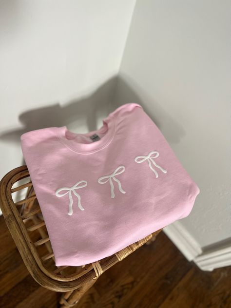 Painted Crewneck, Cute Pink Sweatshirt For Gift, Clothes With Bows, Bow Clothing, Cute Pink Crewneck, Pink Crew Neck T-shirt With Cute Design, Bow Shirt, Bow Print, Vinyl Shirt Ideas