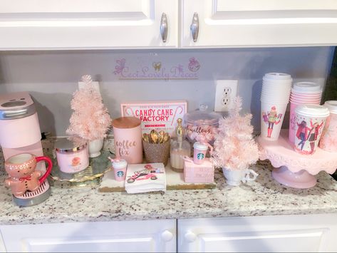 Pink Christmas Coffee Bar, Pink Kitchen Christmas Decor, Pink Coffee Bar Ideas, Pink Hot Cocoa Bar, Pink Coffee Bar, Hot Cocoa Station, Barbie Winter, Pink 2023, Xmas Vibes