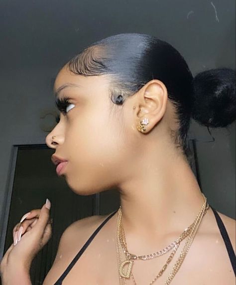 Middle Bun, Natural Hair Bun Styles, Girl Hair Colors, Sleek Ponytail Hairstyles, Edges Hair, Slick Back, Natural Hair Styles Easy, Slick Hairstyles, Hair Ponytail Styles