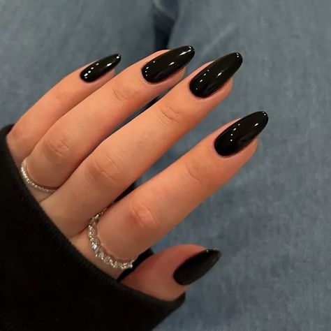 Acrylic Stiletto Nails, Ongles Goth, Nails Solid Color, Black Almond Nails, Nails Solid, Almond Press On Nails, Nails Medium Length, Black Stiletto Nails, Black Acrylic Nails