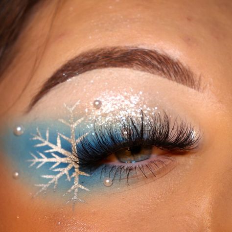 Snowflake Eyeliner, Blue Christmas Makeup, Winter Wonderland Makeup Looks, Snowflake Makeup Looks, Snowflake Eye Makeup, Christmas Eye Looks, Makeup Ideas Winter, Snowflake Eyeshadow, Winter Wonderland Makeup