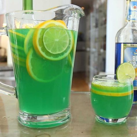 Green Pitcher Cocktails, Green Alcoholic Drinks, Alcohol Punch, White Wine Cocktail, Lemonade Cocktails, Best Sangria Recipe, Green Cocktails, Sangria Drink, Citrus Drinks