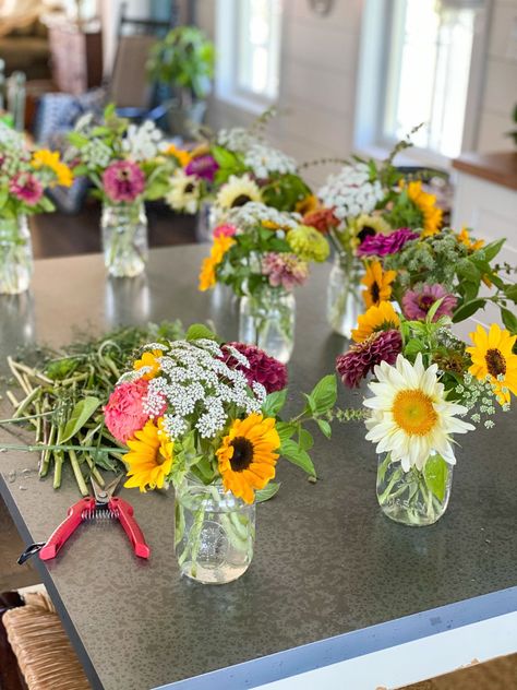 Herbs In Flower Arrangements, Floral Centerpieces For Party Simple, April Floral Arrangements, April Wedding Flowers Centerpieces, Cheap Floral Centerpieces, Floral Arranging Party, Flower Bouquet Gift Ideas, Mini Ikebana, Mason Jar Bouquets