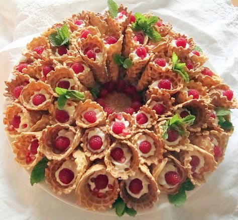 pizzelle wreath with white chocolate mousse, raspberries, pomegranate seeds & mint leaves. So perfect for Christmas! Pizzelle Cookies Ideas, Pizzelle Recipes, Pizzelle Maker, Cookies Italian, Pizzelle Cookies, Pizzelle Recipe, Cannoli Cream, Italian Christmas Cookies, Cookies Holiday