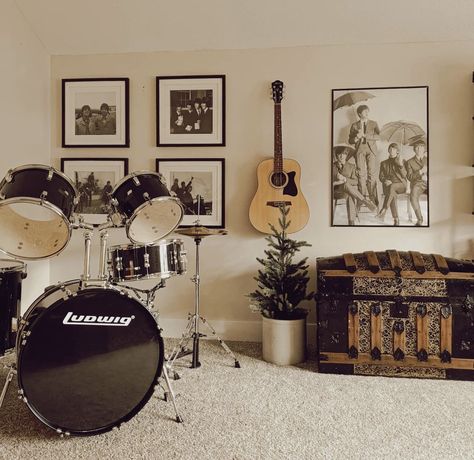 Basement Music Room, Family Music Room, Room Minimal, Drum Room, Home Music Rooms, Music Corner, Moody Vintage, Music Rooms, Family Music