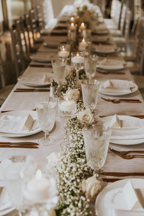 Long Table White Flowers, Cream Theme Wedding, Simple Elegant Wedding Centerpieces Long Table, Wedding Table Decorations Minimalist, Minimal Flower Wedding, Gold Wedding Table Setting, Simple Place Settings, Long Wedding Table Decorations, Wedding Buffet Table Decor