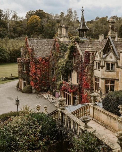 Castle Combe England Aesthetic, Castle Town Aesthetic, Cotswolds England Aesthetic, London Countryside House, England Castles United Kingdom, Cotswolds England Cottage, Cottswald England, Cotswold Aesthetic, Victorian England Aesthetic