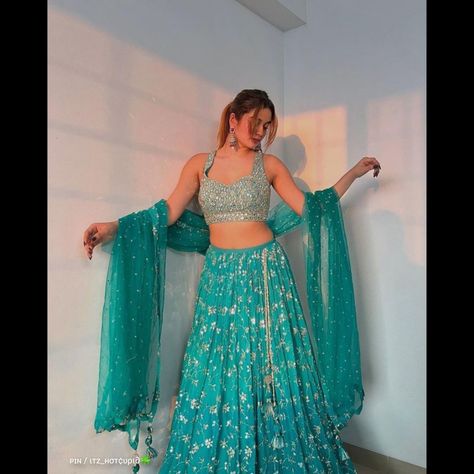 Gown Poses Indian, Lehenga Poses Ideas, Stylish Photo Pose In Lehenga, Lahenga Photoshoot Poses, How To Pose In Traditional Wear, Lehnga Poses Photoshoot Ideas, Indian Outfit Photoshoot Ideas, Lehenga Photoshoot Poses At Home, Lehnga Photoshoot Ideas