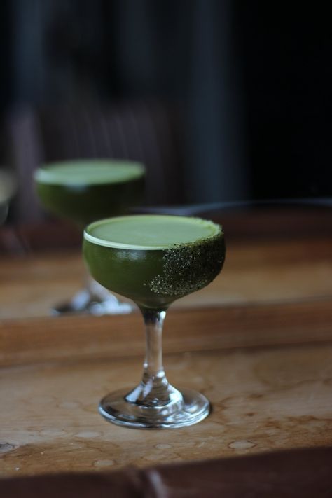 Matcha Espresso Martini, Matcha Martini Recipe, Flavored Espresso Martini, Matcha Cocktail Recipes, Halloween Espresso Martini, Matcha Margarita, Matcha Martini, Savory Cocktails, Matcha Espresso