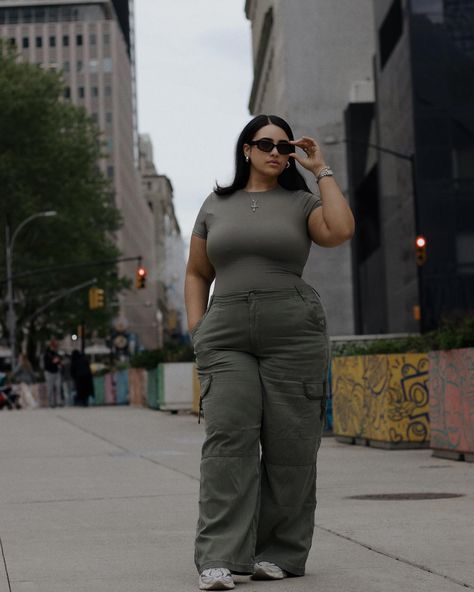 NYC 🌆 #plussizefashion #plussizeoutfit #plussizeootd #casualoutfitideas #newyorkstreetstyle #cargopantsoutfit #midsizefashion #curvyoutfit Plus Cargo Pants, Curvy Streetwear Outfits, Cargo Pants For Plus Size Women, Casual Cargo Pants Outfit Women, Plus Size Baddie Outfits Summer Casual, Styling Green Cargo Pants, Casual Plus Size Outfits Winter, Thick Thighs Outfit, Outfits Curvy Juvenil