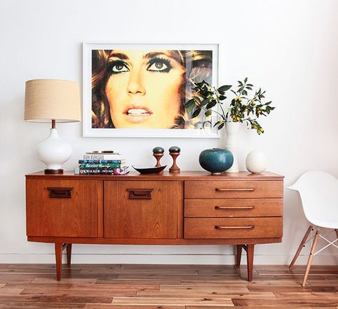 HOUSE OF HIPSTERS:How to Style a Credenza - HOUSE OF HIPSTERS Mid Century Living Room Decor, Credenza Styling, Credenza Decor, Sideboard Styles, Mid Century Contemporary, Mid Century Living, Mid Century Living Room, Style Deco, Mid Century Modern Decor