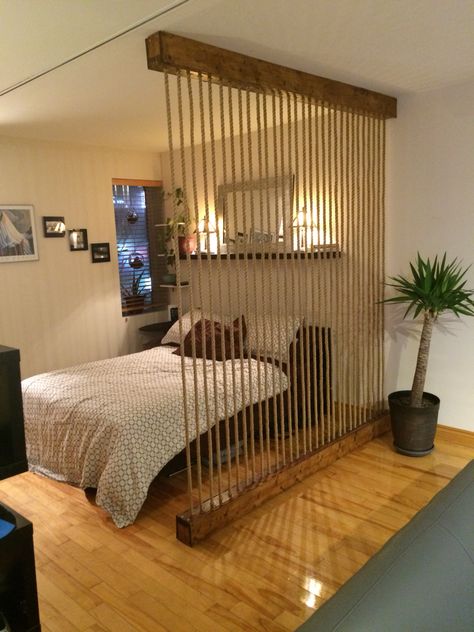 Built this rope wall room divider to break up my loft style space, provide a barrier between my bedroom area and living/dining area, but allows the bright light I get from the front windows. Boxes are built with 2x4s and 1x6 fence boards; screwed together then stained with several coats. Rope is 5/8 inch Manila rope from ropeshop.ca, about 250 feet worth. Room Divider Diy, Room Divider Ideas, Divider Ideas, Hanging Room Dividers, Studio Apartment Divider, Diy Room Divider, Loft Stil, Medieval Style, Partition Design