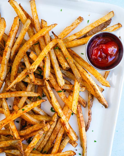 These seasoned fries taste even better than a restaurant! Bake them until crispy with this magic seasoning blend and prepare to be amazed. #seasonedfries #bestfries #homemadefries #bakedfries #frenchfries #friesrecipe #frenchfriesrecipe French Frie Seasoning, French Fry Recipe Baked, Oven French Fries, Oven Baked French Fries, Baked French Fries, Best French Fries, Oven Baked Fries, Healthy Fries, Seasoned Fries